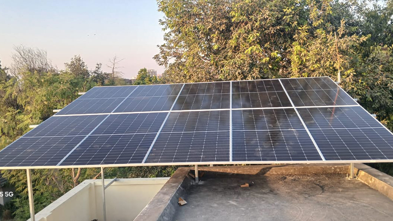 Rooftop solar panel setup for independent home power supply